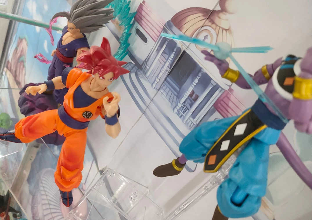 Foto posando del SHF de Super Saiyan God Son Goku 'Saiyan God instilled with the light of righteous hearts' 2024 VS Beerus Dragon Stars