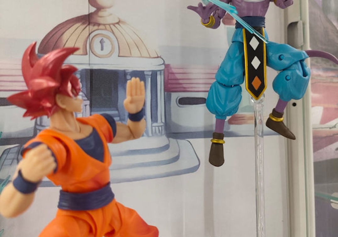 Foto posando del SHF de Super Saiyan God Son Goku 'Saiyan God instilled with the light of righteous hearts' 2024 VS Beerus Dragon Stars