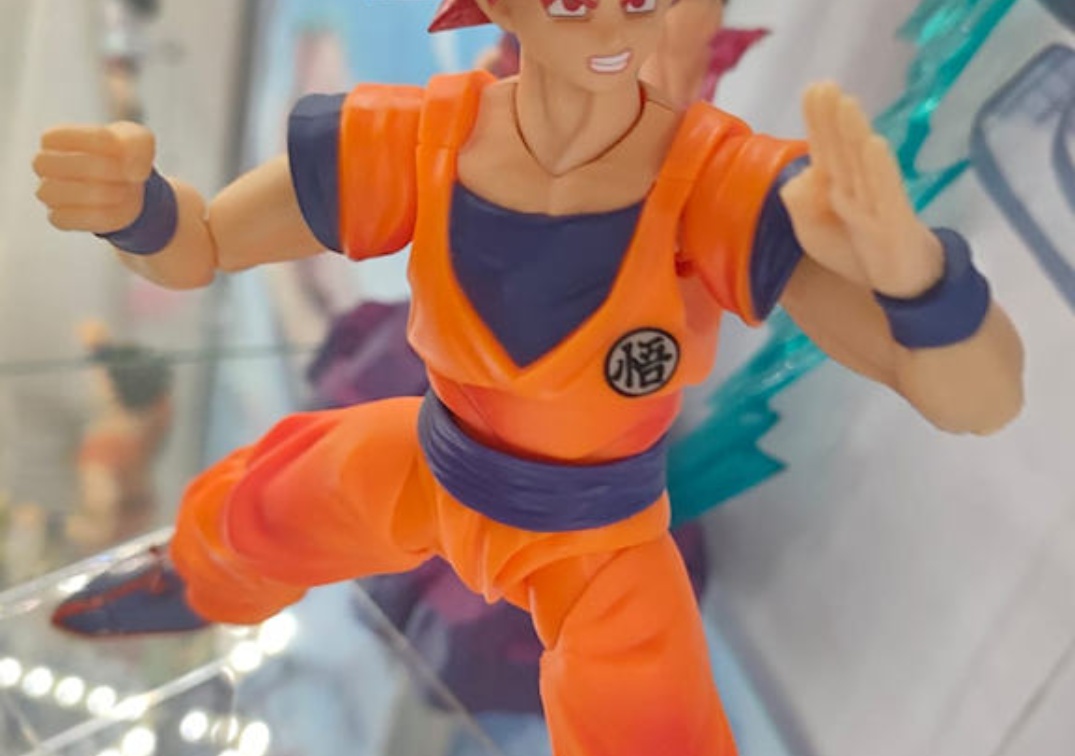Foto posando del SHF de Super Saiyan God Son Goku 'Saiyan God instilled with the light of righteous hearts' 2024 VS Beerus Dragon Stars