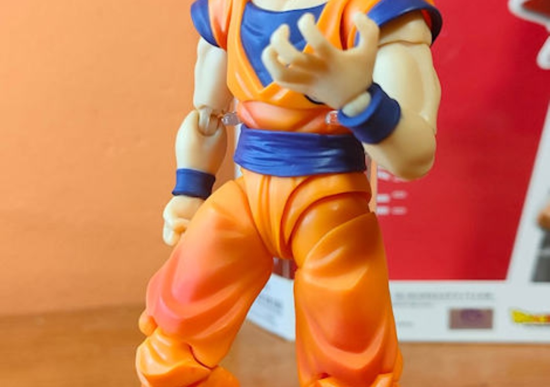 Foto posando del SHF de Super Saiyan God Son Goku 'Saiyan God instilled with the light of righteous hearts' 2024