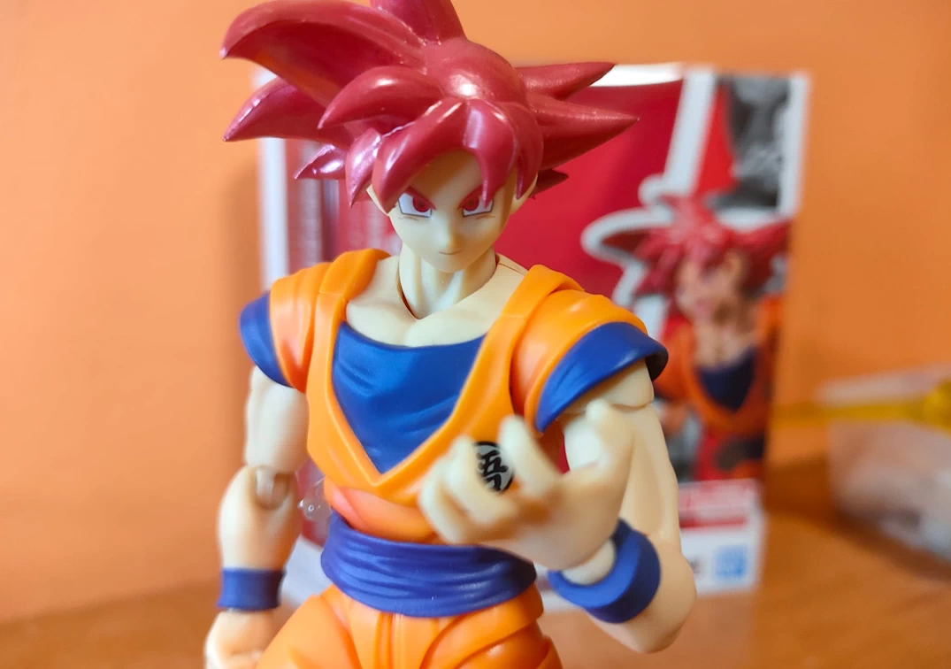 Foto posando del SHF de Super Saiyan God Son Goku 'Saiyan God instilled with the light of righteous hearts' 2024