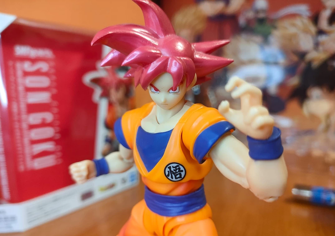 Foto posando del SHF de Super Saiyan God Son Goku 'Saiyan God instilled with the light of righteous hearts' 2024