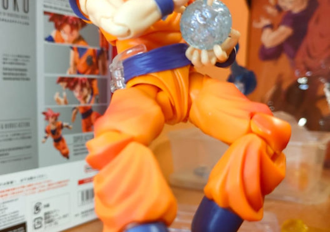 Foto posando del SHF de Super Saiyan God Son Goku 'Saiyan God instilled with the light of righteous hearts' 2024