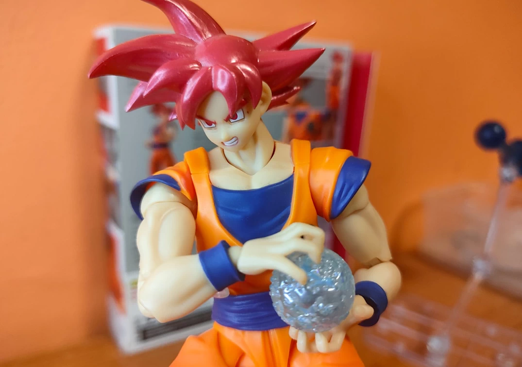 Foto posando del SHF de Super Saiyan God Son Goku 'Saiyan God instilled with the light of righteous hearts' 2024