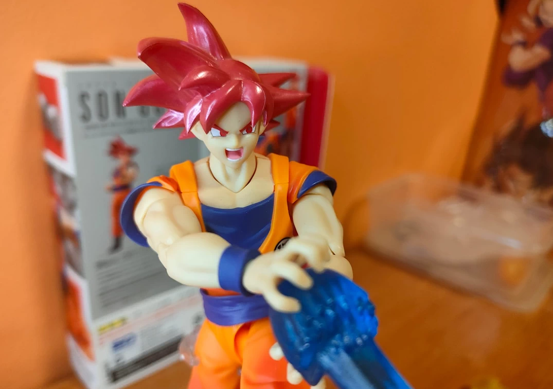 Foto posando del SHF de Super Saiyan God Son Goku 'Saiyan God instilled with the light of righteous hearts' 2024