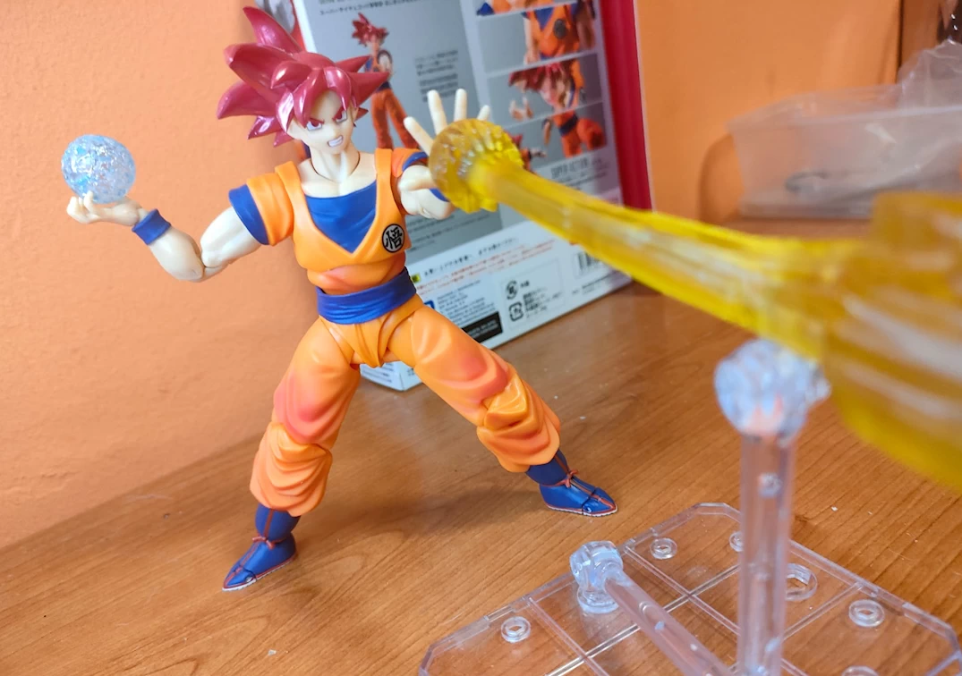 Foto posando del SHF de Super Saiyan God Son Goku 'Saiyan God instilled with the light of righteous hearts' 2024