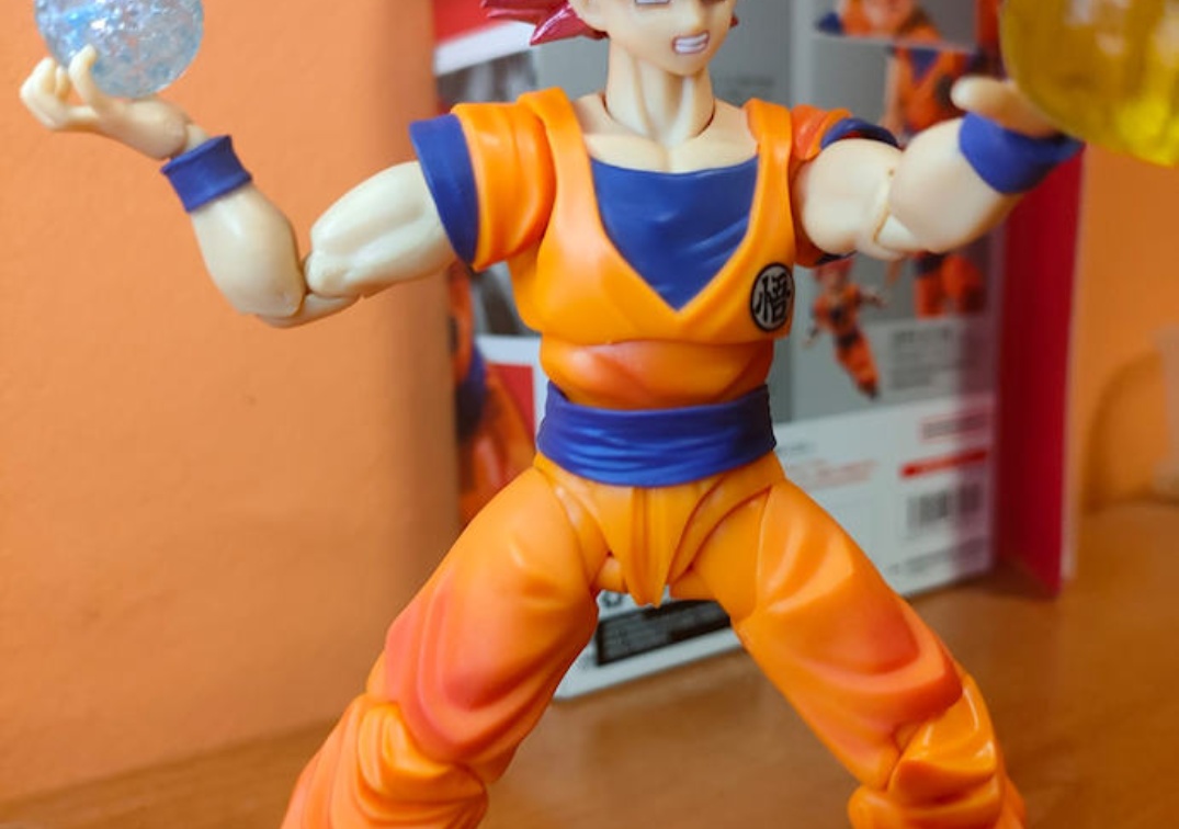 Foto posando del SHF de Super Saiyan God Son Goku 'Saiyan God instilled with the light of righteous hearts' 2024