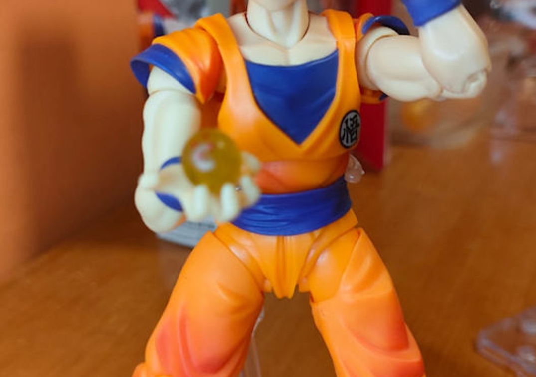 Foto posando del SHF de Super Saiyan God Son Goku 'Saiyan God instilled with the light of righteous hearts' 2024