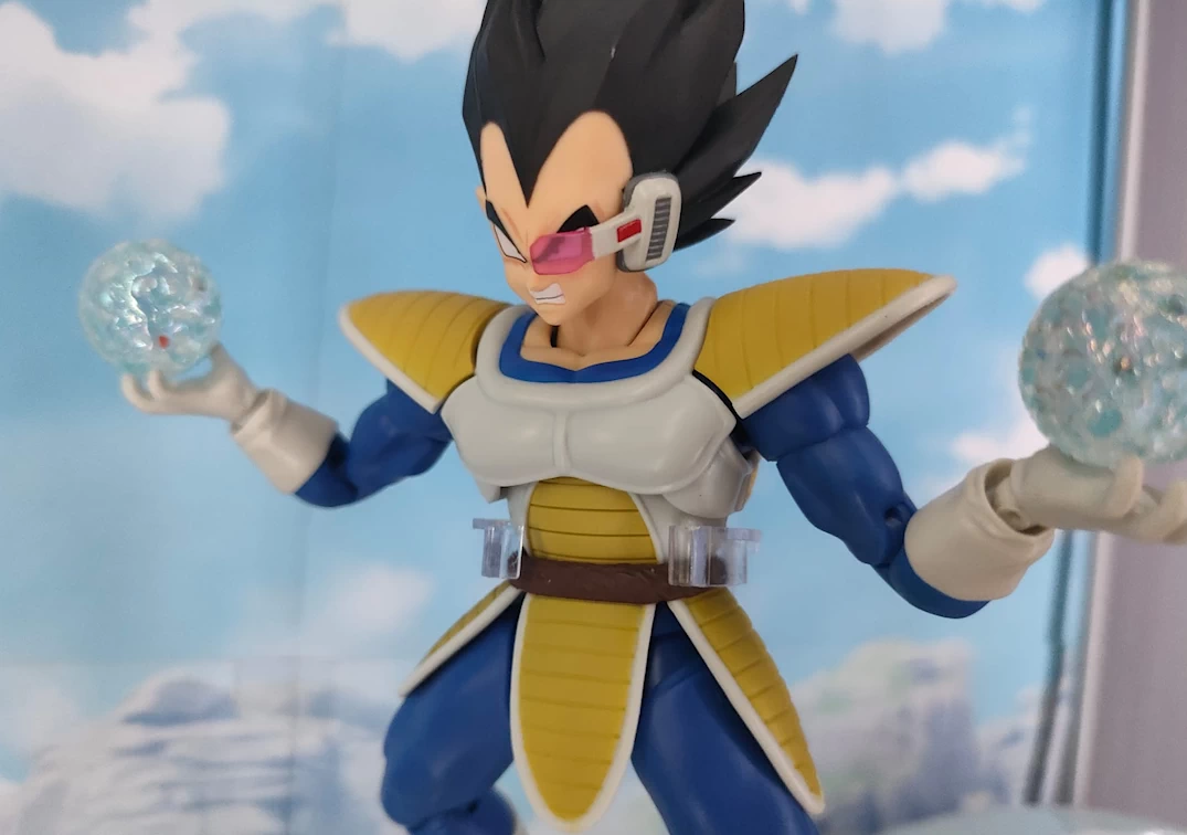 Foto posando del SHF de Vegeta ‘24000 Power level’ 2024 VS Goku Kaioken (Demoniacal Fit) - Usando el Faldon incluido en la figura de Goku Demoniacal Fit