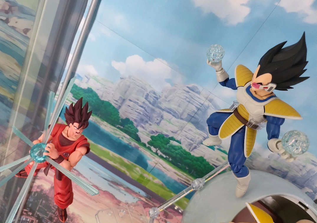 Foto posando del SHF de Vegeta ‘24000 Power level’ 2024 VS Goku Kaioken (Demoniacal Fit) - Usando el Faldon incluido en la figura de Goku Demoniacal Fit