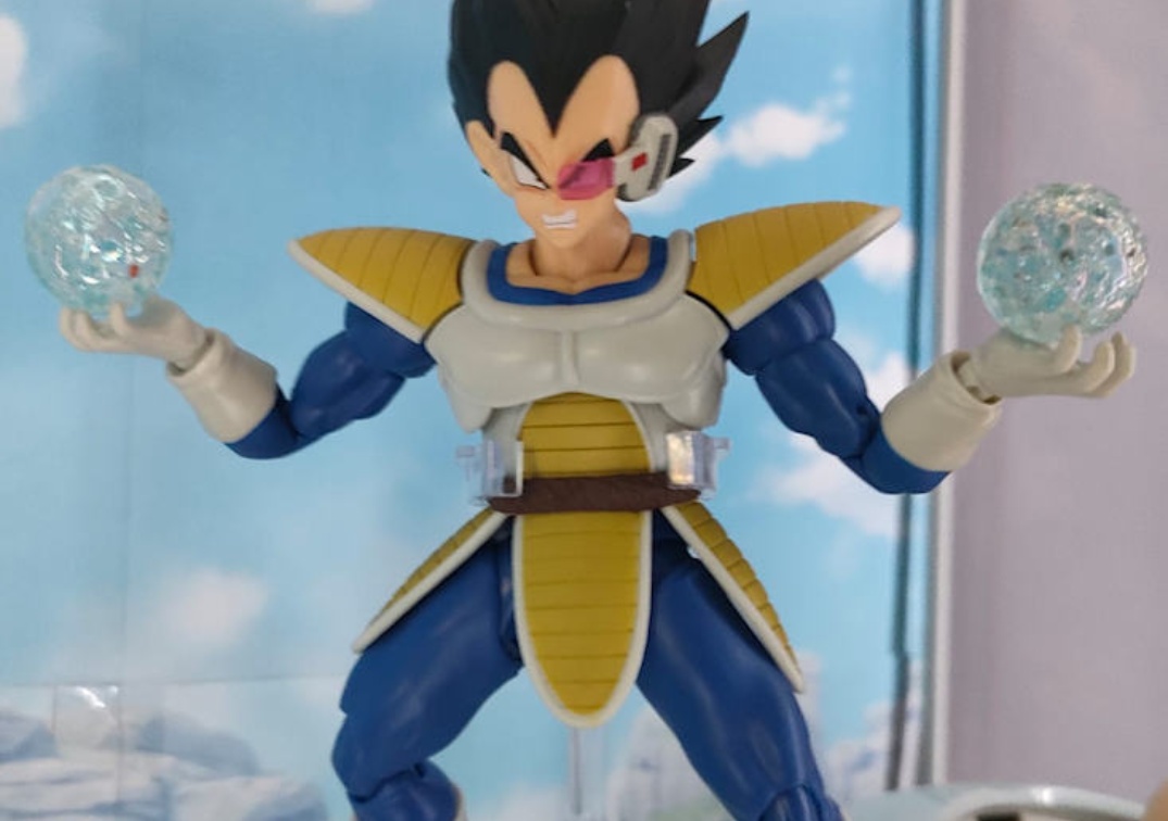 Foto posando del SHF de Vegeta ‘24000 Power level’ 2024 VS Goku Kaioken (Demoniacal Fit) - Usando el Faldon incluido en la figura de Goku Demoniacal Fit