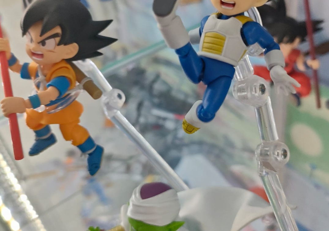 Foto posando del SHF de Vegeta (mini) 'Daima' 2024 junto a Piccolo y Goku