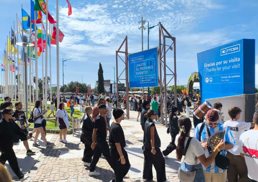 Foto de Grupo de Key POP marchando entre las Colas | SDCC Málaga 2025