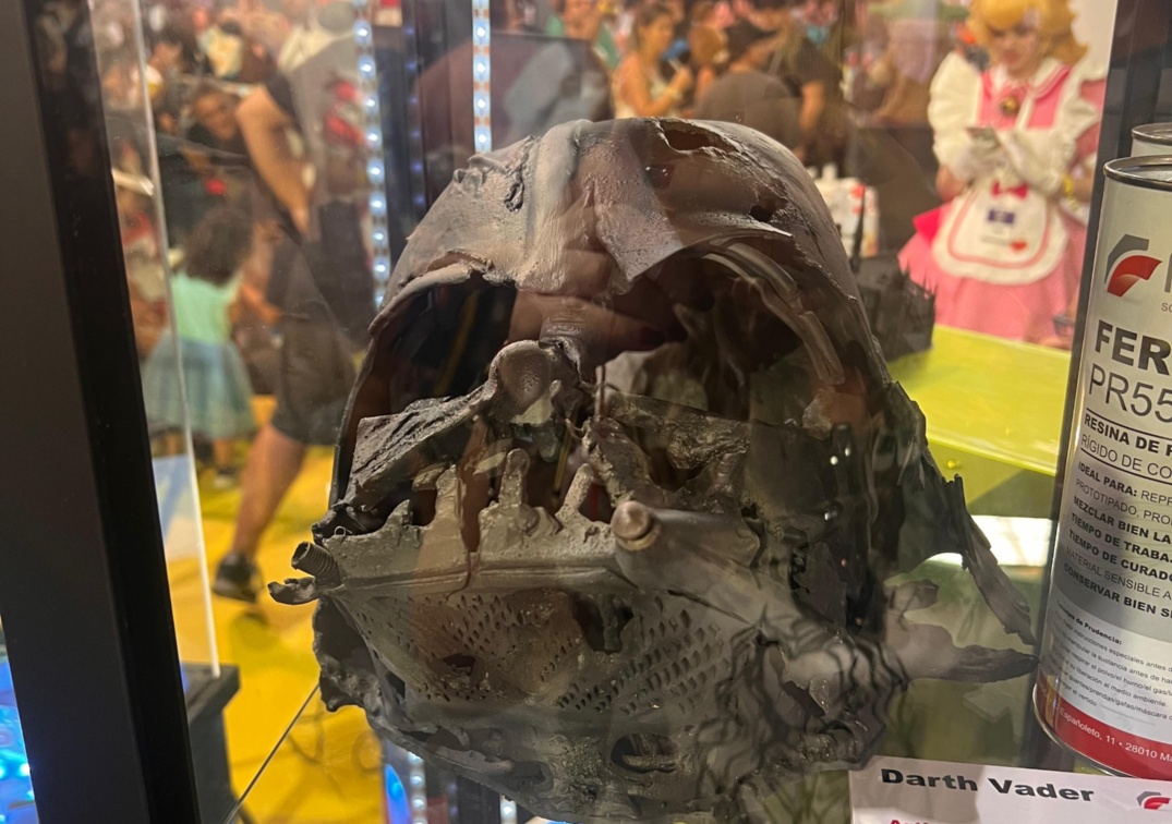 Foto de Casco derretido de Darth Vader | SDCC Málaga 2025